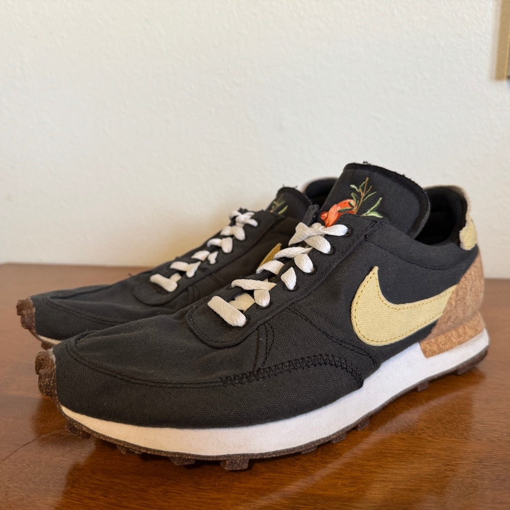 Nike Day Break Pomegranate Mens Size 9 cork sneakers